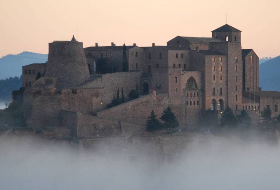 Dagsutflykt till Cardona & Saltberget från Barcelona 2026