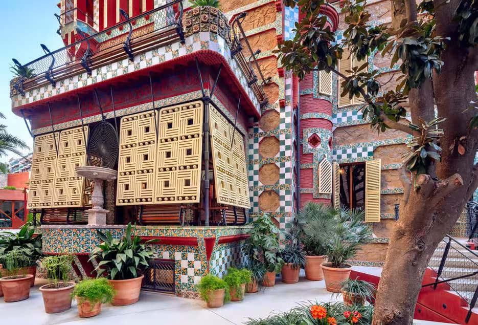 Casa Vicens öppettider 2026 - När du ska besöka Gaudís första hus