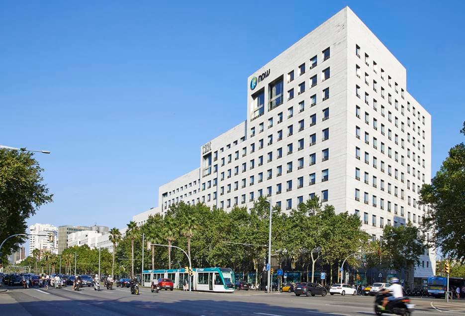 L’Illa Diagonal - Lokalt shoppingcenter på Avinguda Diagonal - bild 1