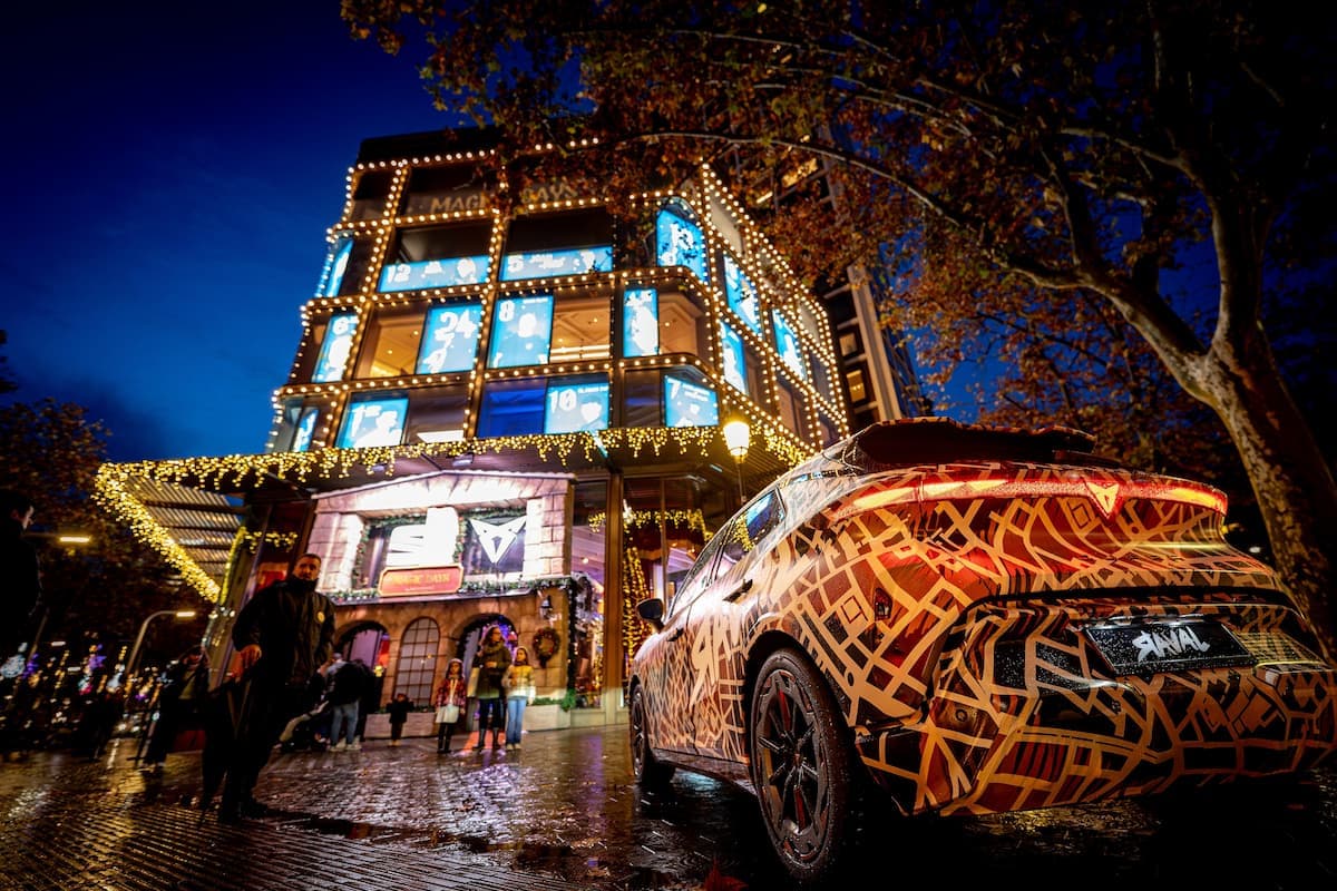 Överraskningskonsert i centrala Barcelona - samtidigt laddar staden för Rosalías turnéstart