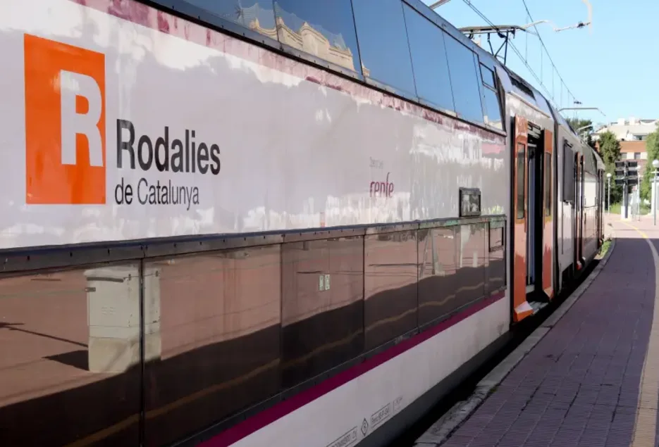Tåg från Barcelona Flygplats - R2 Nord, Pris & Stationer 2026