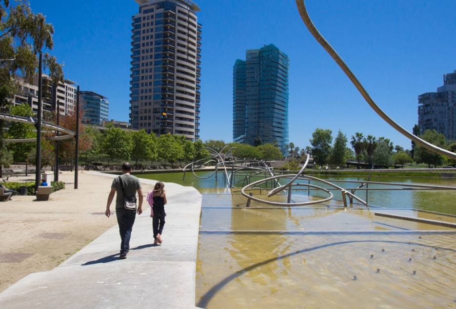 Parc de Diagonal Mar Barcelona- Modern Park, Lekplats & Tips 2026