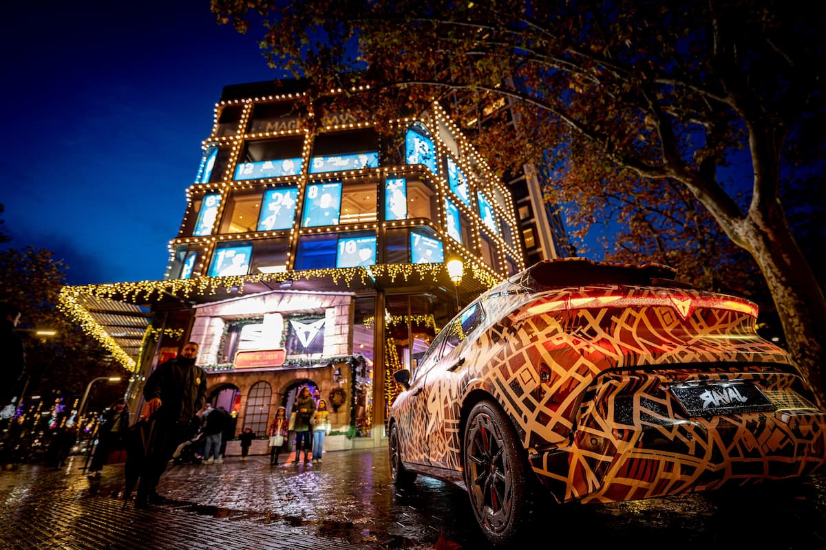 Överraskningskonsert i centrala Barcelona - samtidigt laddar staden för Rosalías turnéstart