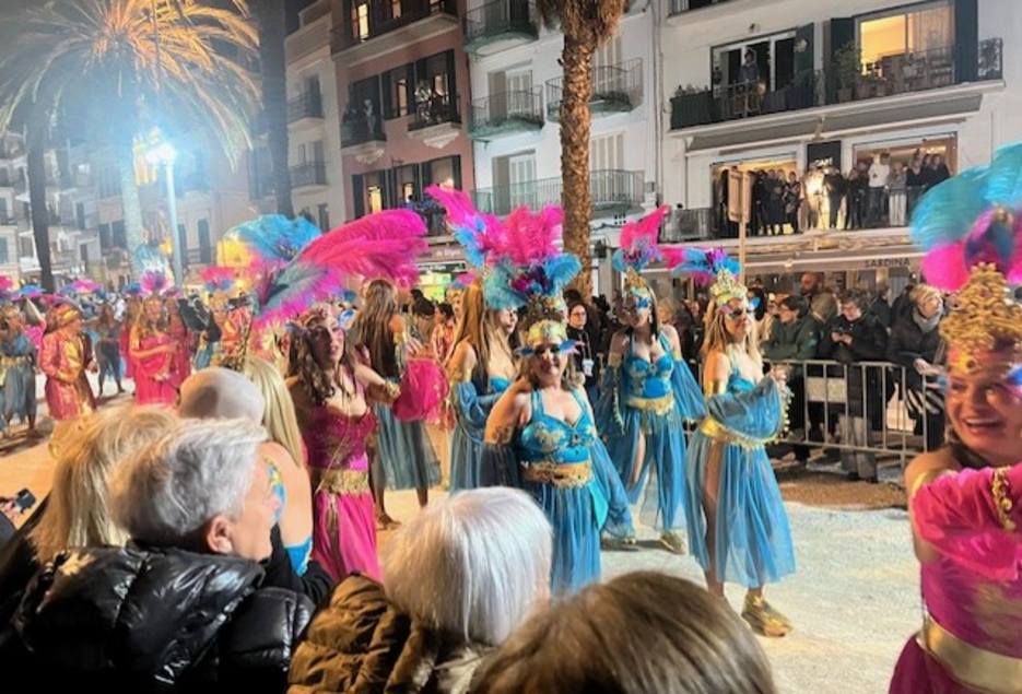 Söndagens stora karnevalsparad i Sitges lockade besökare från Barcelona